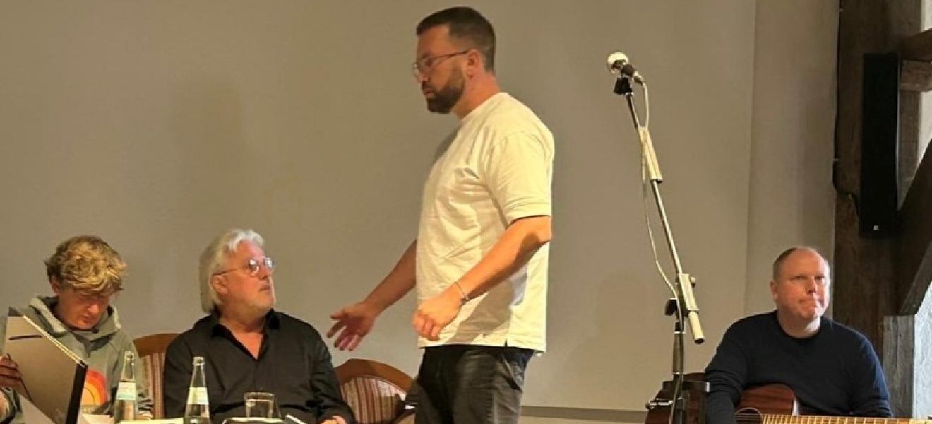 Das Lesebühnen-Team mit den Autoren Tanja Bakenhus, Wolfgang Steinborn und Björn Schoon sowie dem Musiker Frank Brüling (v.l.n.r.)