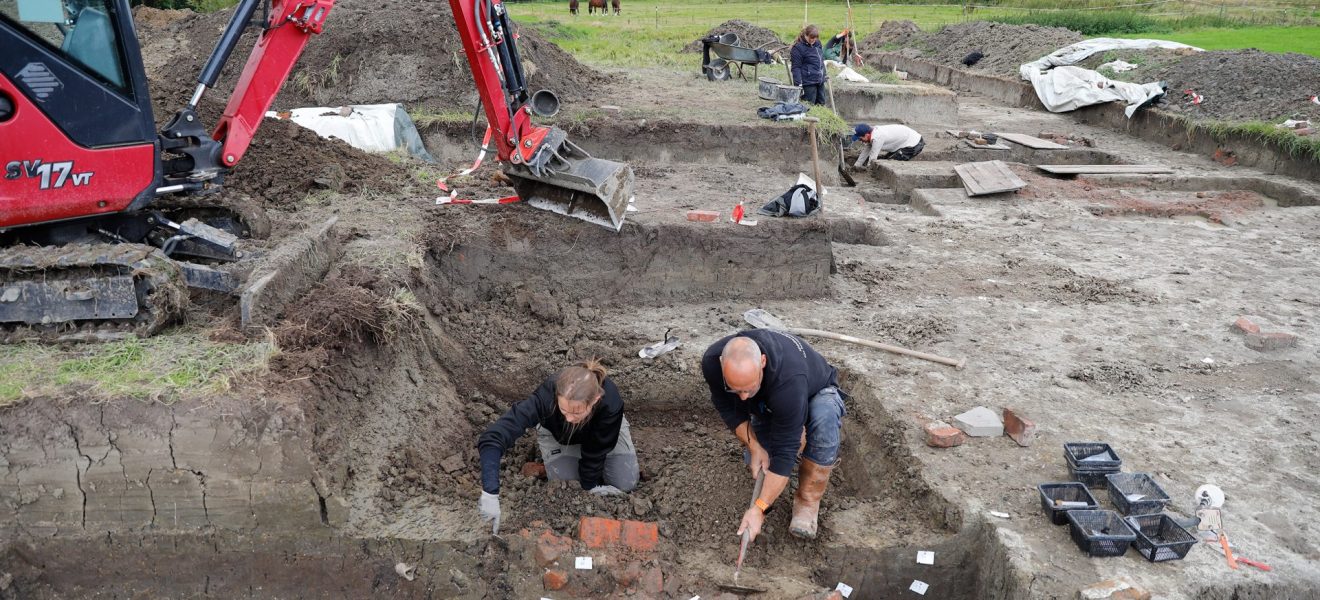 Freilegung eines Fundamentes auf der ehemaligen Befestigung von Tengshausen
