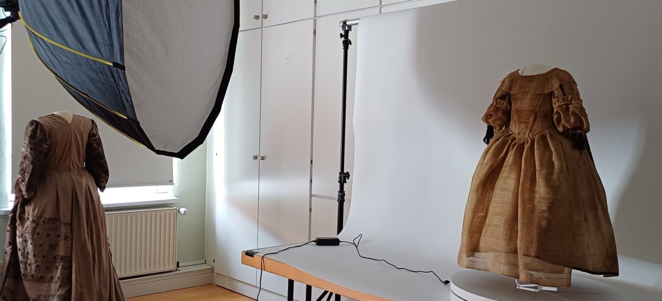 Fotoaufnahmen des Totenkleides von Juliane Charlotte (1664-1666) sowie des Kleides von Eberhardine Sophie (1666 - 1700) aus dem Historischen Museum Aurich