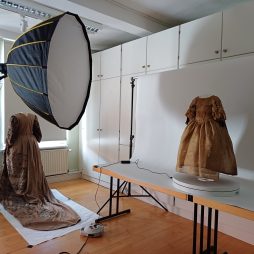Fotoaufnahmen des Totenkleides von Juliane Charlotte (1664-1666) sowie des Kleides von Eberhardine Sophie (1666 - 1700) aus dem Historischen Museum Aurich