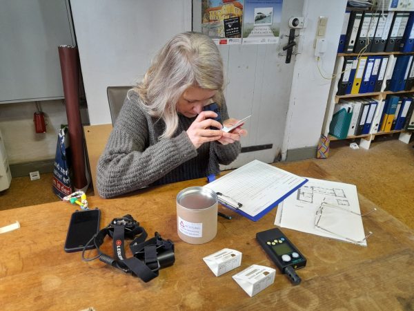 Die Restauratorin Tanja Pieper-Beenken bei der Auswertung der Insektenfallen im Burgmuseum Pewsum.