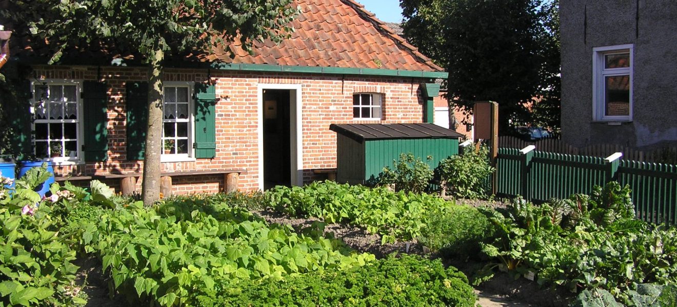 Blick auf das Landarbeitermuseum Suurhusen mit Garten