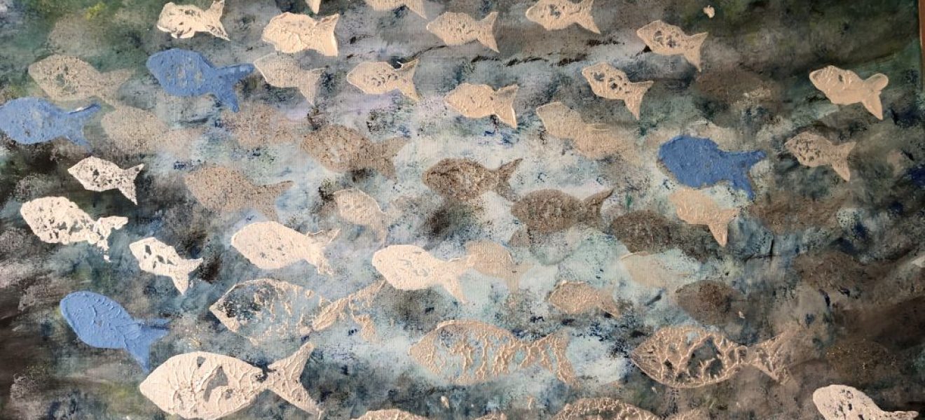 Gestempelter Fischschwarm in beige und blau vor einem Hintergrund in Schwarz, Braun und Grau