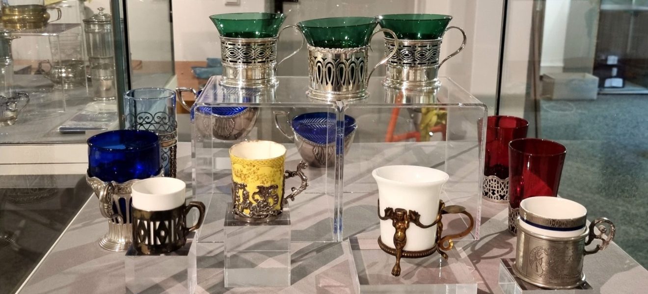 Einige Teeglashalter in der Ausstellung Filigrane Meisterwerke im Ostfriesischen Teemuseum Norden