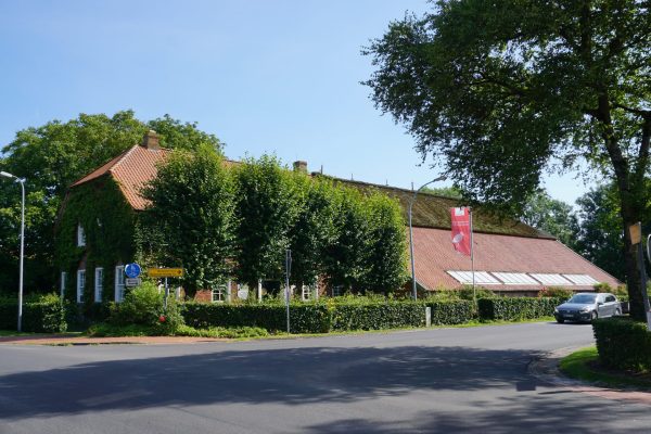 Blick auf ein Gulfhaus an einer Straßenkreuzung