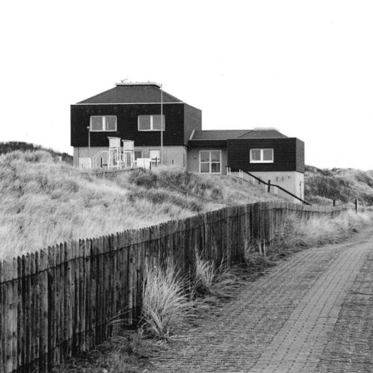 Neubau der Wetterwarte 1981 (Foto: Stadtarchiv Norderney) Schwarz-weiß Fotografie eines Gebäudes, davor ein eingezäunter Weg