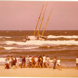 Im Sommer 1976 bot sich den Sommerfrischlern ein besonderes Schauspiel. Der Dreimaster LITA lag direkt an der Juister Wasserkante manövrierunfähig auf Grund. Anders als auf dem Foto blieb es nicht nur bei Schaulust. Der Anblick des Havaristen weckte bei einigen Insulanern Begehrlichkeiten. Schon bald fehlten zahlreiche Gegenstände am und auf dem Schiff (Foto: N. Kattwinkel) Manövrierunfähiger Dreimaster im Wasser, am Strand eine Gruppe Schaulustiger