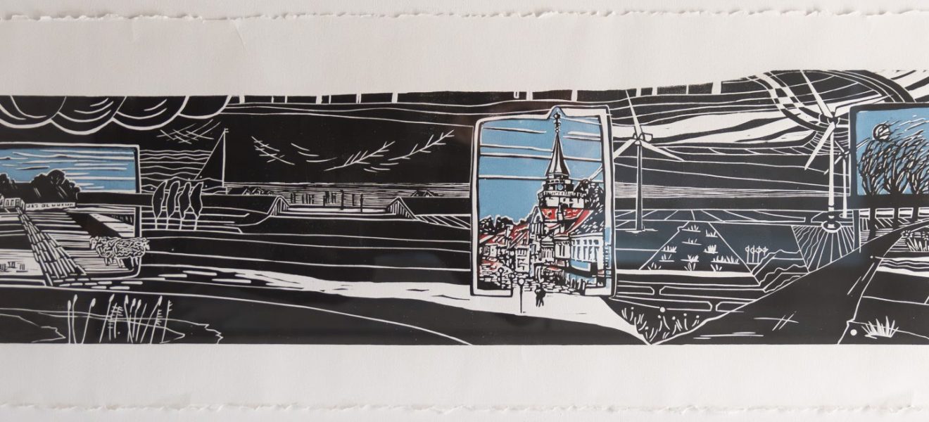 Holzdruck auf Papier. Schwarz-weiße Landschaft mit Feldern, Bäumen und Wasser. Drei Stellen sind farbig hervorgehoben. Sie zeigen ein Gebäude umgeben von Feldern, eine Häuserzeile in einer Stadt und Bäume im Wind.