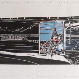 Ida Oelke, Ostfriesland – Land am Meer. Lindenholz, gedruckt auf Büttenpapier, 2009, Ostfriesische Landschaft (Inv.-Nr. OLA 70980) Holzdruck auf Papier. Schwarz-weiße Landschaft mit Feldern, Bäumen und Wasser. Drei Stellen sind farbig hervorgehoben. Sie zeigen ein Gebäude umgeben von Feldern, eine Häuserzeile in einer Stadt und Bäume im Wind.
