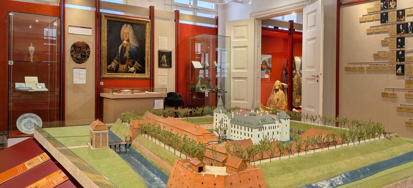Foto eines Ausstellungsraums im Historischen Museum Aurich mit Blick auf ein Schlossmodell