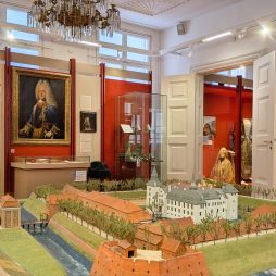 Foto eines Ausstellungsraums im Historischen Museum Aurich mit Blick auf ein Schlossmodell