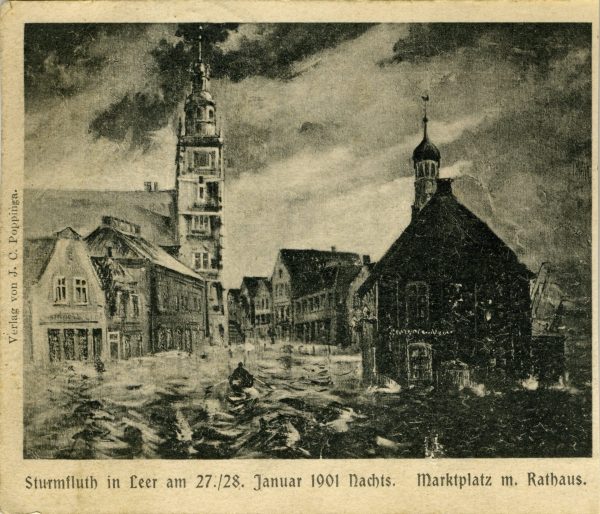 Historische Postkarte mit einer schwarz-weiß Darstellung des überfluteten Marktplatzes in Leer