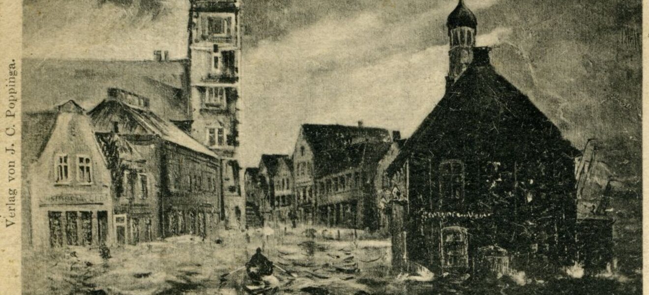 Fotografie einer historischen Postkarte, die den überfluteten Marktplatz in Leer bei der Sturmflut im Jahr 1901 zeigt.